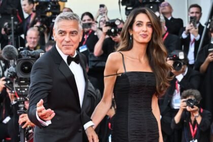 George Clooney e la moglie Amal fotografatissimi con look coordinati a Venezia sul red carpet d’apertura del Festival 2026: foto - Gossip.it
