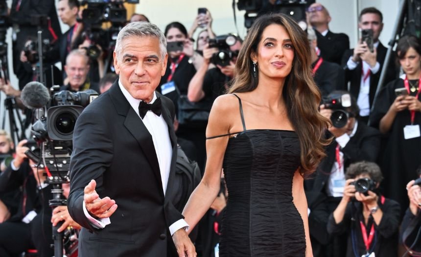 George Clooney e la moglie Amal fotografatissimi con look coordinati a Venezia sul red carpet d’apertura del Festival 2026: foto - Gossip.it