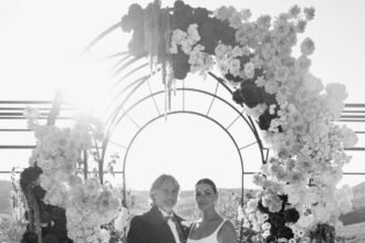 Vanessa Incontrada si è sposata! La prima foto delle nozze con Rossano Laurini: abito bianco minimal ed elegantissimo tra un tripudio di fiori - Gossip.it