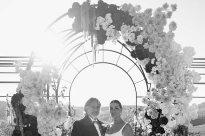 Vanessa Incontrada si è sposata! La prima foto delle nozze con Rossano Laurini: abito bianco minimal ed elegantissimo tra un tripudio di fiori - Gossip.it