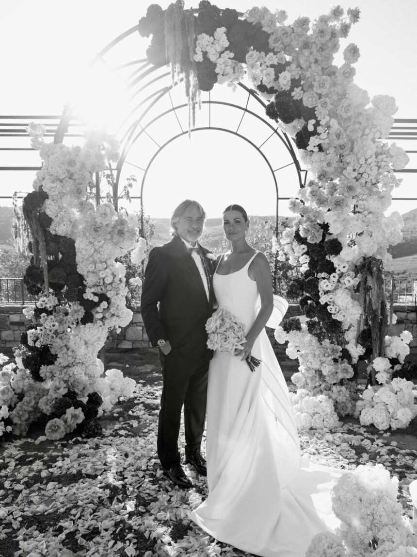 Vanessa Incontrada si è sposata! La prima foto delle nozze con Rossano Laurini: abito bianco minimal ed elegantissimo tra un tripudio di fiori - Gossip.it