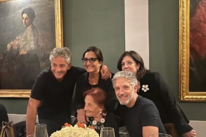 “La vita ce la mangiavamo a morsi”: Catena pubblica una rarissima foto con i fratelli Fiorello, Anna e Beppe per il compleanno di mamma Rosaria, guarda - Gossip.it