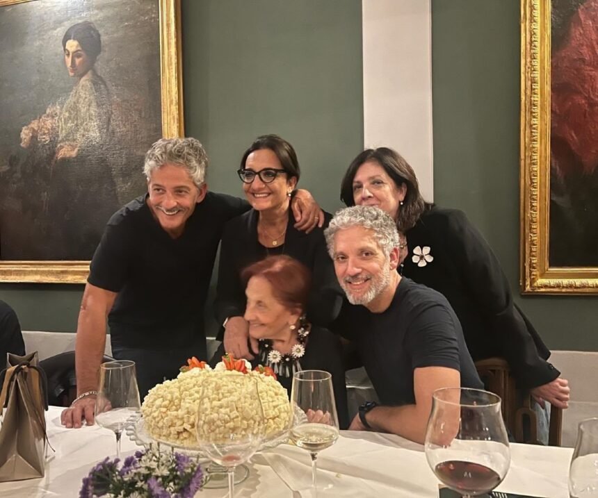 “La vita ce la mangiavamo a morsi”: Catena pubblica una rarissima foto con i fratelli Fiorello, Anna e Beppe per il compleanno di mamma Rosaria, guarda - Gossip.it