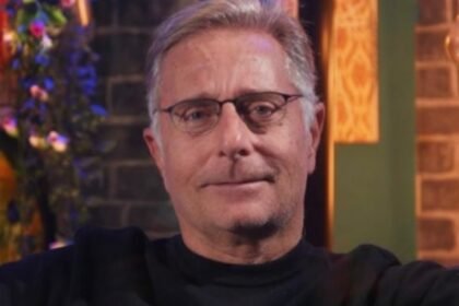 “Ho dovuto prendere questo coso”: Paolo Bonolis confessa perché alla fine ha comprato l’odiatissimo smartphone - Gossip.it
