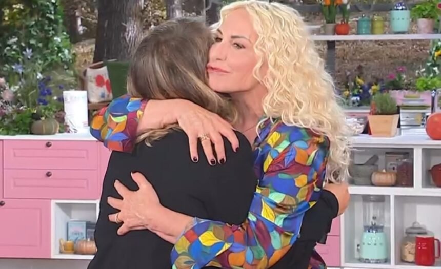 “Devo continuare a vivere per i miei bambini”: Antonella Clerici accoglie Giusina Battaglia che torna in tv 10 giorni dopo la morte del marito - Gossip.it