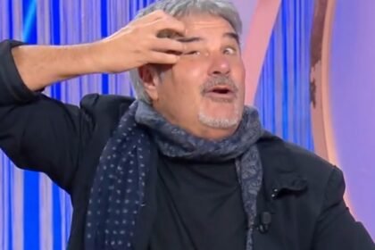 “Pieno di lividi e gonfio”: Pino Insegno in diretta tv svela l’intervento estetico a cui si è sottoposto - Gossip.it