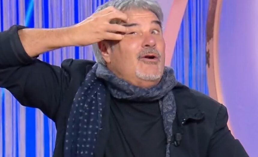 “Pieno di lividi e gonfio”: Pino Insegno in diretta tv svela l’intervento estetico a cui si è sottoposto - Gossip.it