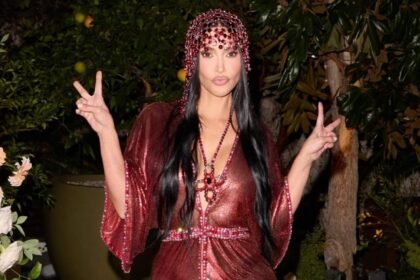 Kim Kardashian compie 46 anni e festeggia con due abiti vintage da sogno: il doppio cambio Paco Rabanne, foto - Gossip.it