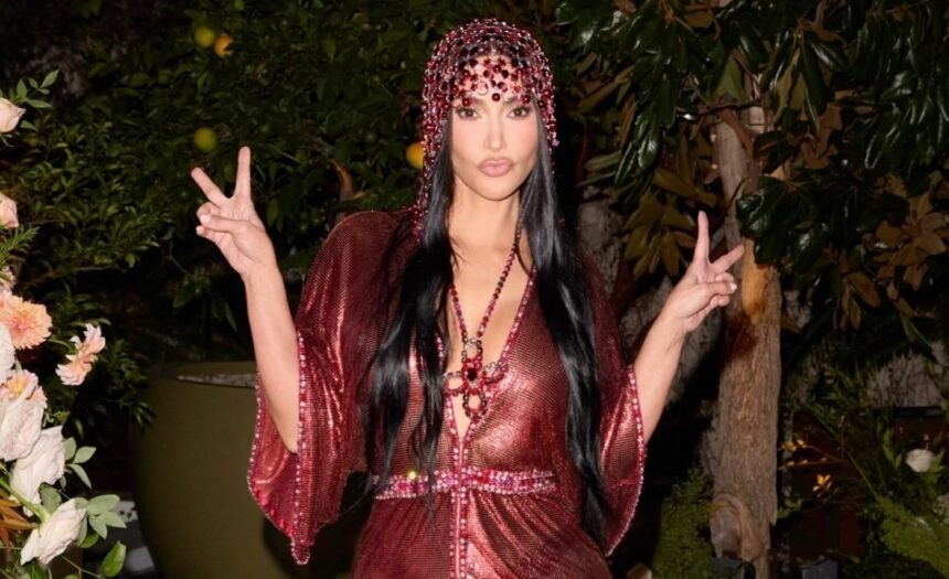 Kim Kardashian compie 46 anni e festeggia con due abiti vintage da sogno: il doppio cambio Paco Rabanne, foto - Gossip.it