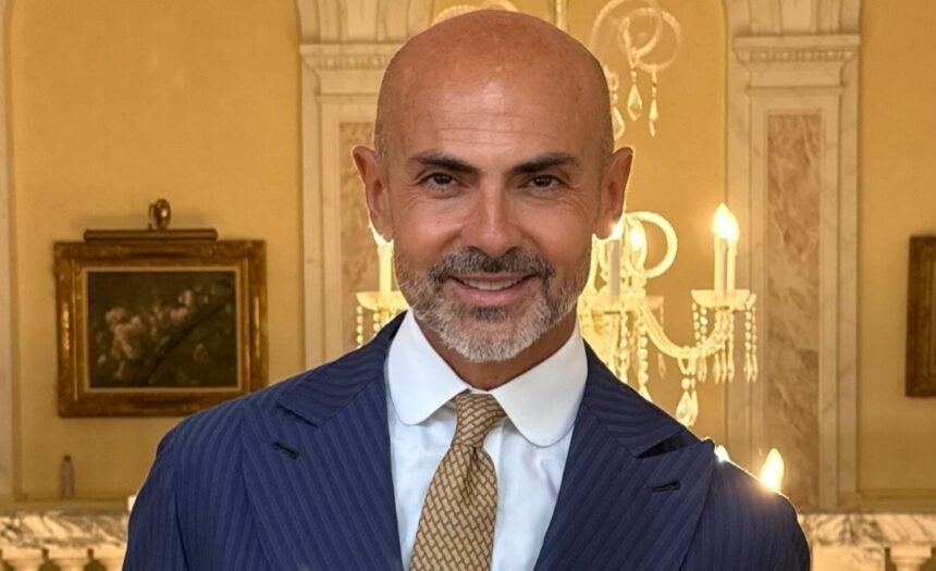 “Come andare in terapia”: Enzo Miccio spiega perché ha svelato tutto del suo amore tossico con un libro, “Quando l’amore non basta” - Gossip.it