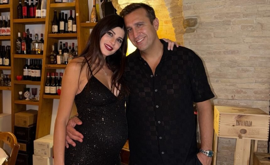 Pio D’Antini papà bis a 43 anni: Cristina Garofalo mostra il pancione e svela la dolce attesa sui social - Gossip.it
