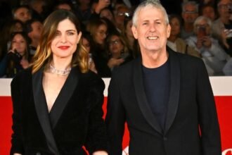Vittoria Puccini sceglie il coat dress per il red carpet della Festa del Cinema di Roma con il compagno Fabrizio Lucci, foto - Gossip.it