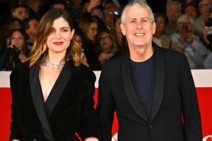Vittoria Puccini sceglie il coat dress per il red carpet della Festa del Cinema di Roma con il compagno Fabrizio Lucci, foto - Gossip.it