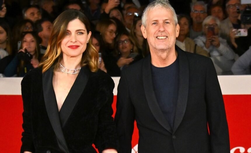 Vittoria Puccini sceglie il coat dress per il red carpet della Festa del Cinema di Roma con il compagno Fabrizio Lucci, foto - Gossip.it