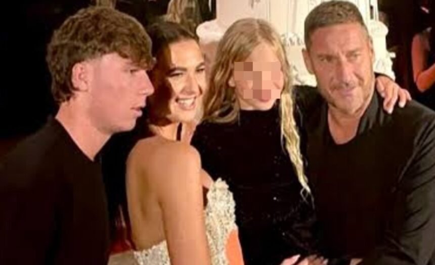 "Mi hanno crocifisso": Francesco Totti sul palco del Brancaccio parla della crisi coi figli dopo la separazione - Gossip.it