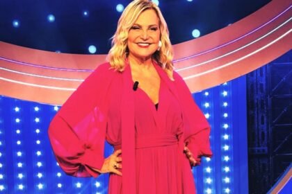 Simona Ventura torna dalla Gialappa’s Band dopo 32 anni e conquista tutti con l’abito fucsia: foto - Gossip.it