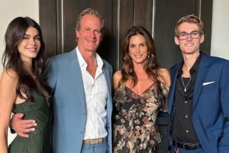 “Siamo devastati”: Cindy Crawford rompe il silenzio per la prima volta a un mese dalla morte del figlio 27enne Presley, le sue parole - Gossip.it