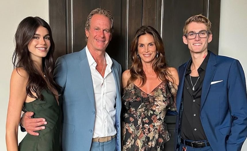 “Siamo devastati”: Cindy Crawford rompe il silenzio per la prima volta a un mese dalla morte del figlio 27enne Presley, le sue parole - Gossip.it