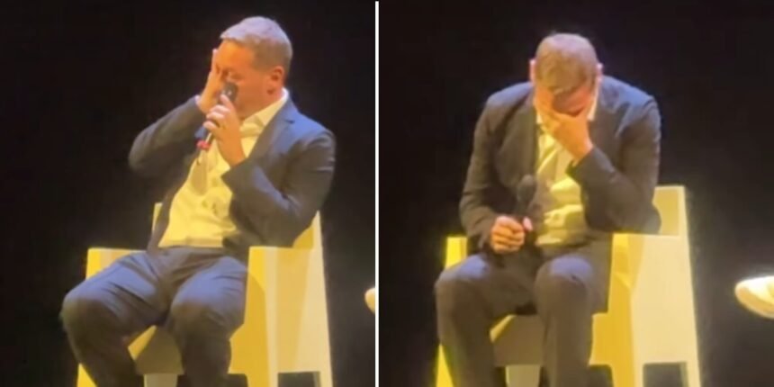 “Quando è andato via, mi sono sentito perso”: Francesco Totti in lacrime sul palco in teatro quando parla di papà Enzo - Gossip.it